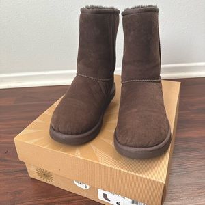 UGG CLASSIC SHORT BOOT IN CHOCOLATE